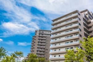 シニア世代にはマンションライフが人気!? 「一戸建て」から「マンション」への住み替えメリット・デメリット