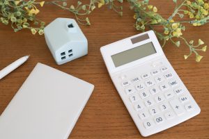 借家人がいる収益物件を売却する際の注意点とは。オーナーチェンジ物件の仕組みと価格への影響について