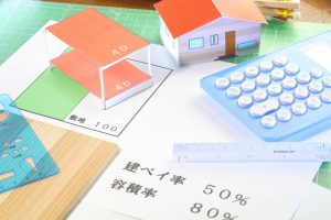 容積率オーバーの既存不適格住宅は売れる？価格への影響と実務対応について